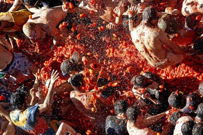 Este es el origen de la Tomatina, una de las mayores guerras de comida del mundo