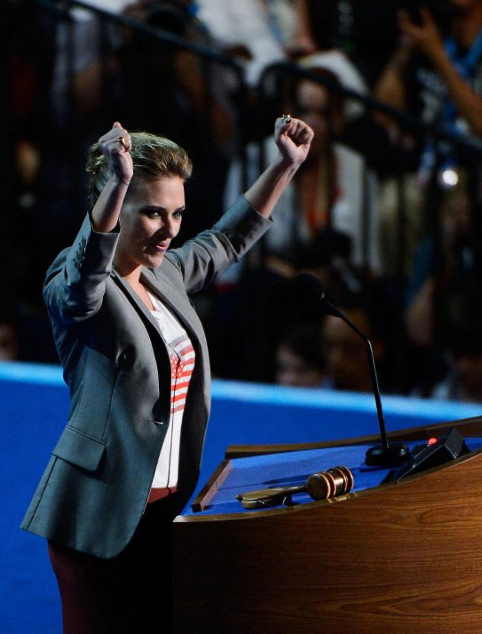 Scarlett Johansson en la convención demócrata: breve, concreta y sobre la abstención (FOTOS)