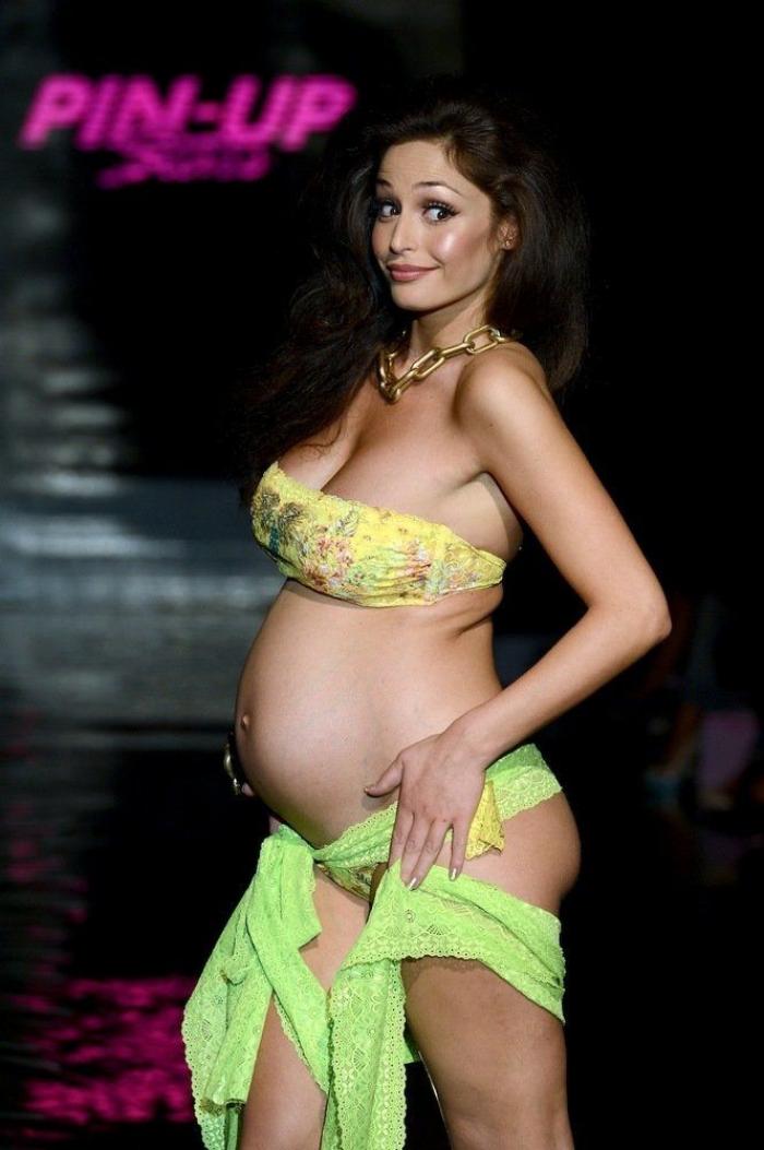 Raffaella Fico, modelo embarazada en bikini en la pasarela de Milán (FOTOS)