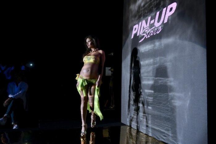 Raffaella Fico, modelo embarazada en bikini en la pasarela de Milán (FOTOS)