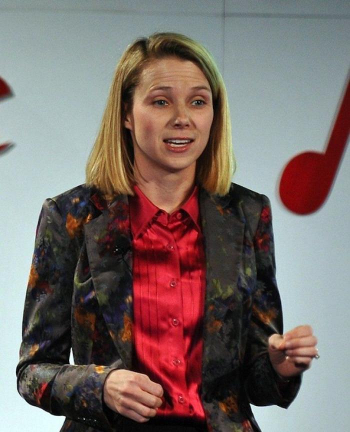 Marissa Mayer ignora al "viejo verde" al que el auditorio le ríe las gracias en una junta de accionistas de Yahoo! (VÍDEO)