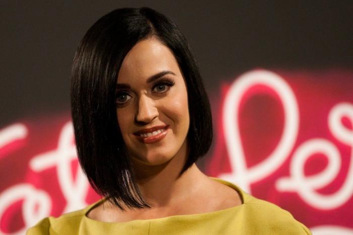 Katy Perry: escote 'raruno' en la gira de presentación de su película en Brasil (FOTOS)