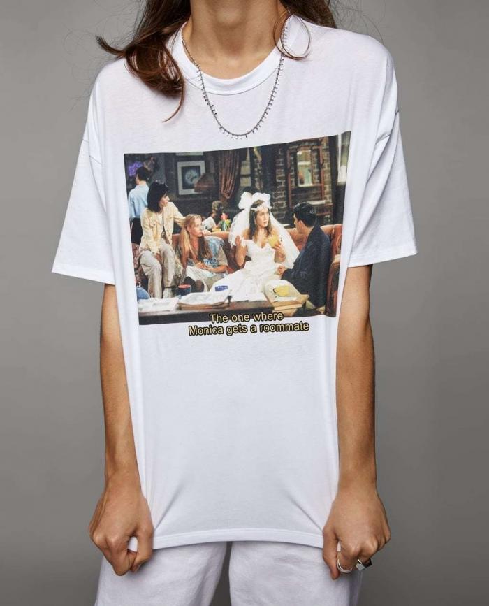 Zara quiere que te olvides de las rebajas con estas camisetas de 'Friends', Almodóvar y Disney