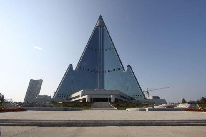Desvelado el interior del misterioso hotel 'fantasma' Ryugyong en Corea del Norte (FOTOS)
