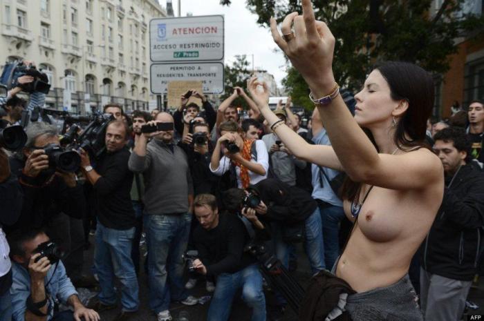 Jill Love: la hippy desnuda, del 25S a la portada de Interviú (FOTOS)