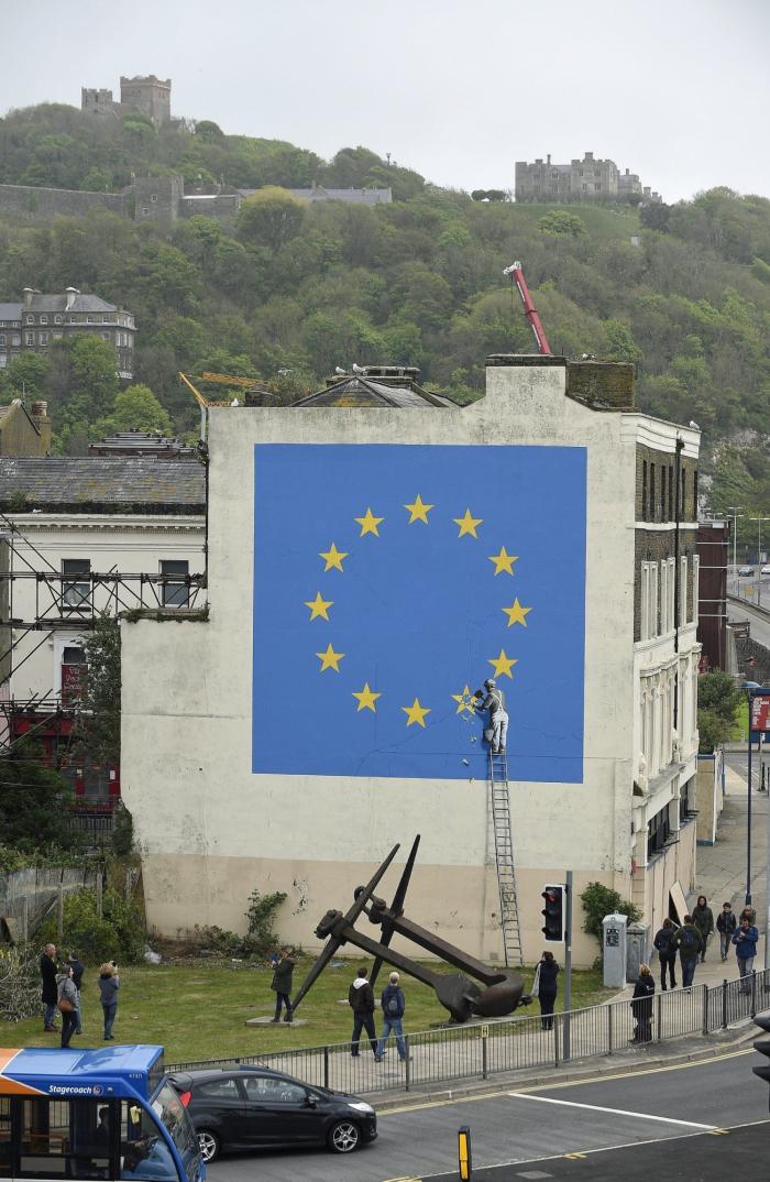 Banksy se atreve por vez primera a pintar el Brexit