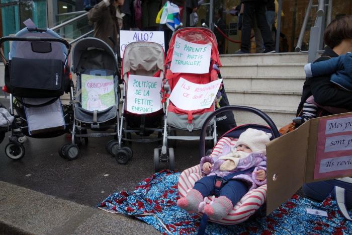Bebés 'abandonados' protestan por plazas en las guarderías francesas (FOTOS)