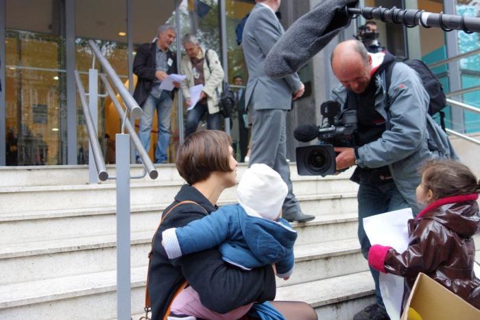 Bebés 'abandonados' protestan por plazas en las guarderías francesas (FOTOS)