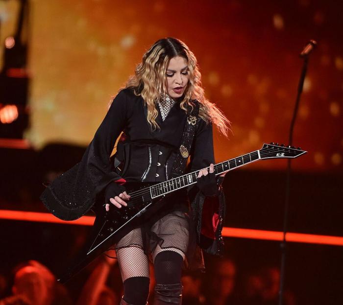 Los fans de Madonna preocupados: tres conciertos cancelados en Europa y un bastón