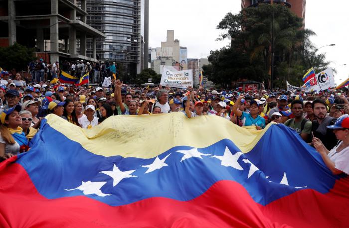 La UE mantiene el envío de su misión a Caracas pese a la expulsión de los eurodiputados