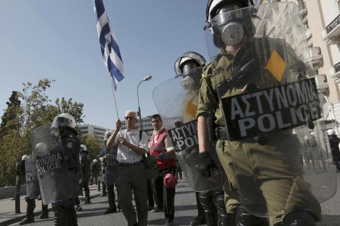 Huelga general en Grecia: Un muerto en las manifestaciones que colapsan Atenas (FOTOS)