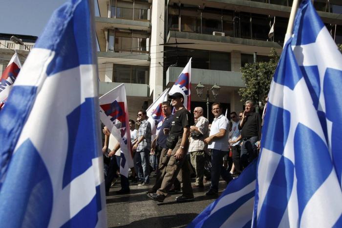 Huelga general en Grecia: Un muerto en las manifestaciones que colapsan Atenas (FOTOS)