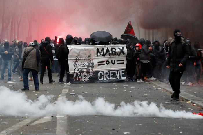 El caos toma París: enfrentamientos entre policías y manifestantes contrarios a la reforma de las pensiones