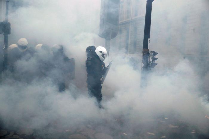 El caos toma París: enfrentamientos entre policías y manifestantes contrarios a la reforma de las pensiones