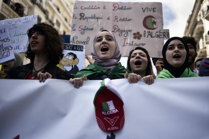Bouteflika pide perdón al pueblo argelino: "Soy un ser humano que no está a salvo del error"