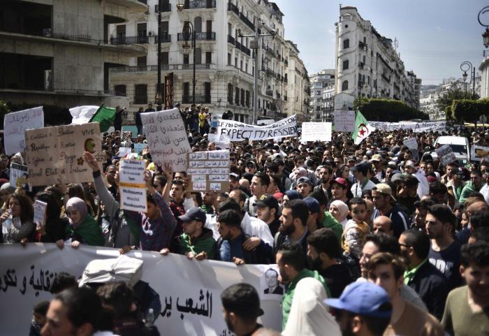 El presidente de Argelia, Abdelaziz Bouteflika, dimite tras semanas de protestas masivas en su contra