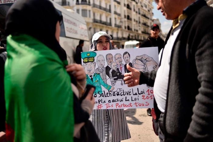 Bouteflika pide perdón al pueblo argelino: "Soy un ser humano que no está a salvo del error"