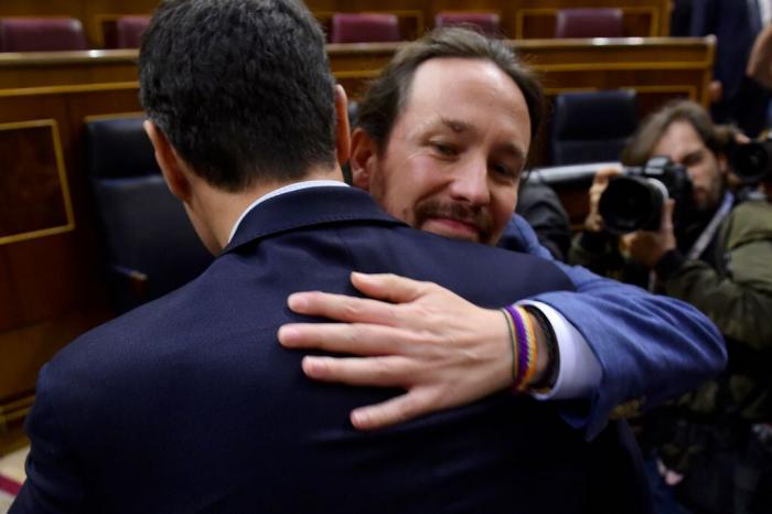 El antológico 'palo' de Alfonso Guerra a Sánchez tras ver en cámara lenta su abrazo con Iglesias: "Un drama"