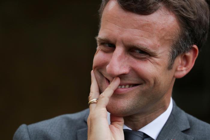 Más allá del meme: lo que cuenta Macron con sus fotos en sudadera o mirando al infinito