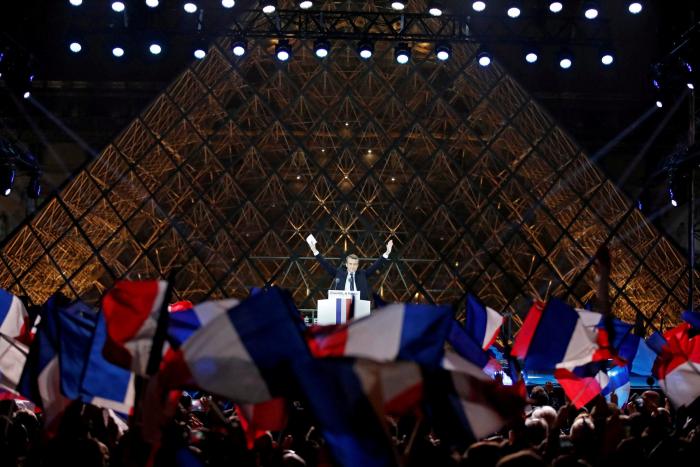 Más allá del meme: lo que cuenta Macron con sus fotos en sudadera o mirando al infinito