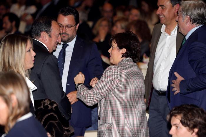 El 'nuevo' y el 'viejo' PP, juntos en la presentación del libro de Rajoy