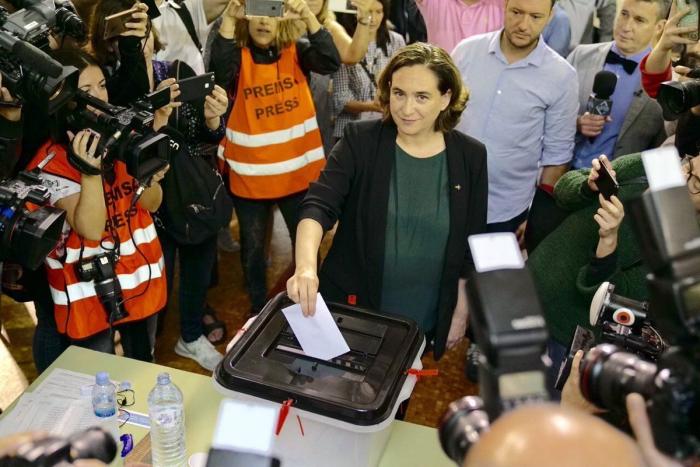 Cesada la directora del Instituto de los Mossos por llevar urnas para el 1-O