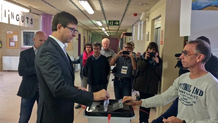 Cesada la directora del Instituto de los Mossos por llevar urnas para el 1-O