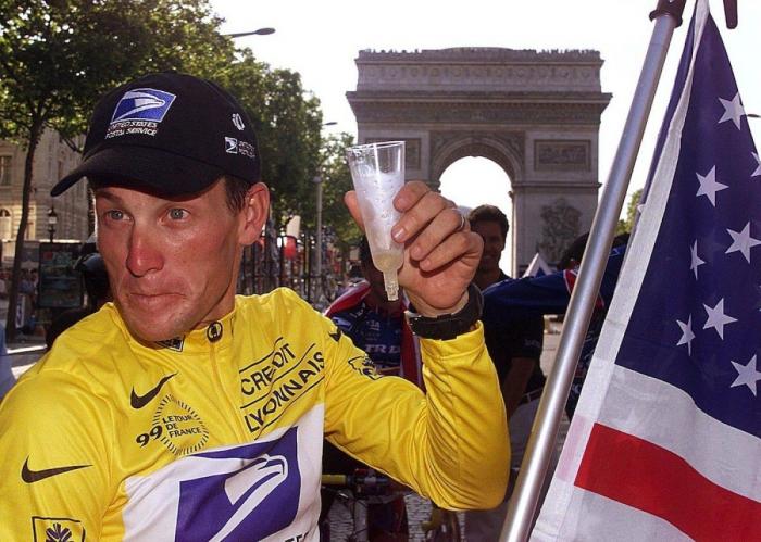 Armstrong posa en Twitter con los 7 maillots amarillos de los Tour de Francia de los que fue desposeído
