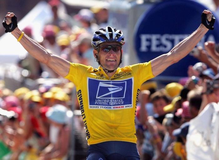 Armstrong posa en Twitter con los 7 maillots amarillos de los Tour de Francia de los que fue desposeído