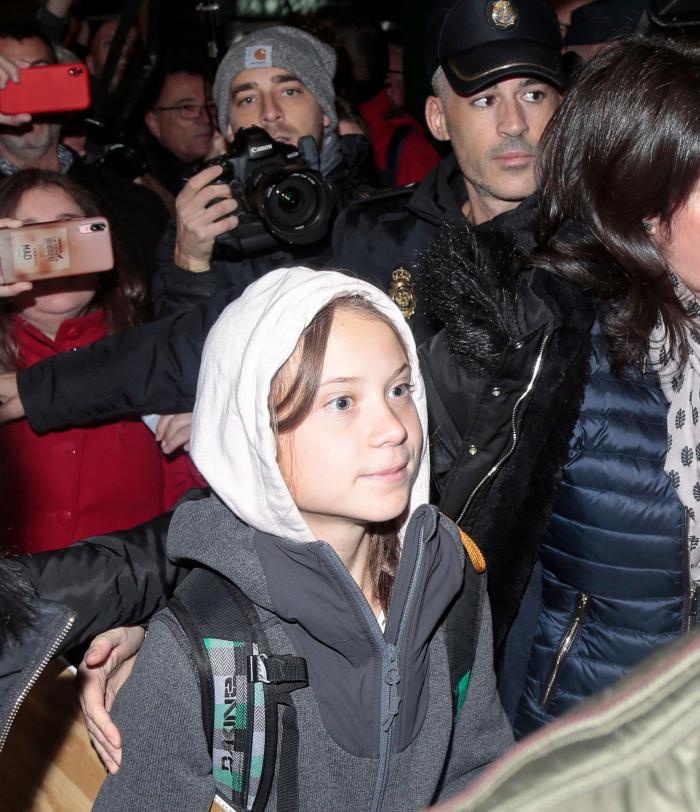Cachondeo por un detalle en esta foto de Greta Thunberg a su llegada a Madrid: mira bien sus manos