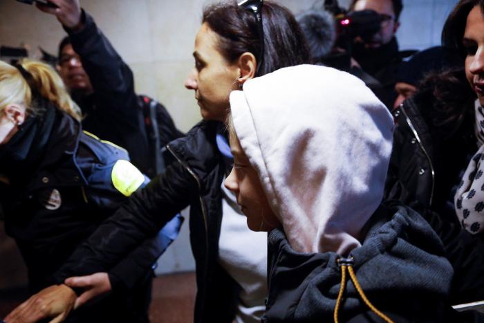 Cachondeo por un detalle en esta foto de Greta Thunberg a su llegada a Madrid: mira bien sus manos