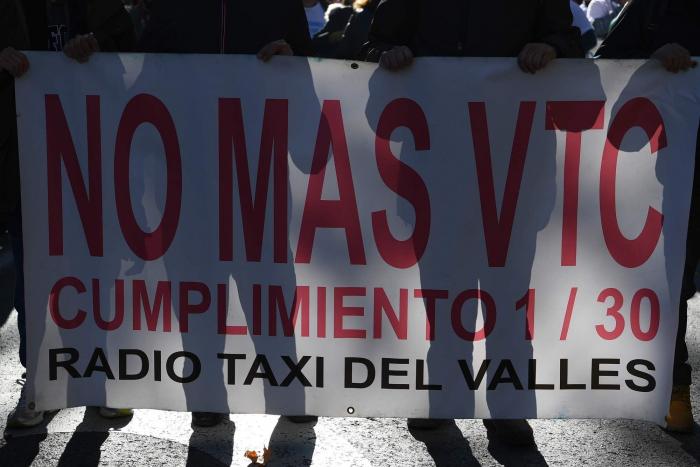 Los taxistas, en huelga de 24 horas para pedir más regulación en servicios como Uber o Cabify