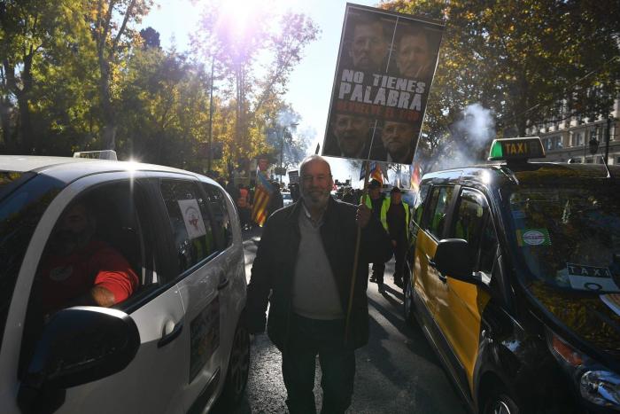 Marcha lenta de taxistas por la Ronda Litoral de Barcelona en la segunda jornada de la huelga