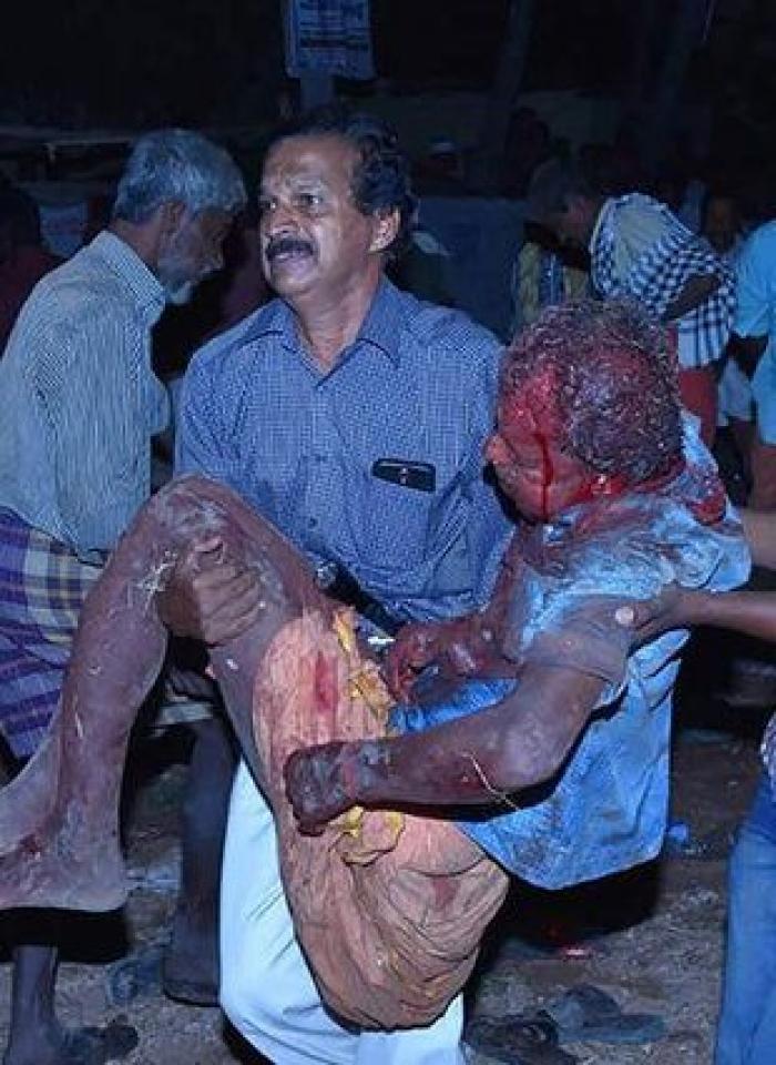 Al menos 105 muertos y 350 heridos en el incendio de un templo de la India