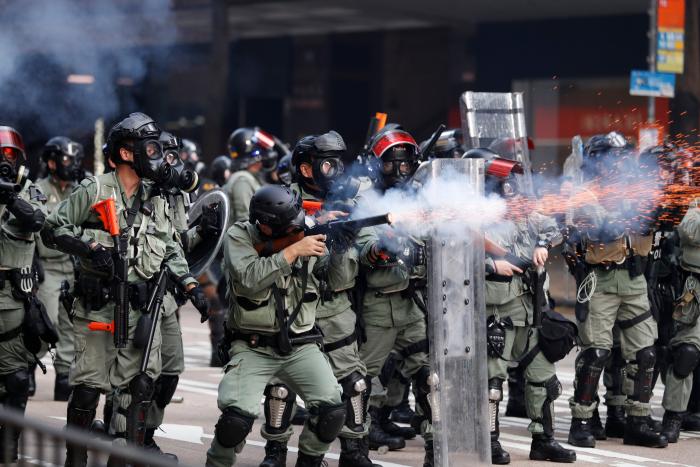 Más enfrentamientos en Hong Kong tras una jornada que deja 128 heridos y 260 detenidos