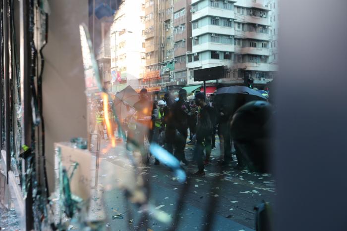 Más enfrentamientos en Hong Kong tras una jornada que deja 128 heridos y 260 detenidos