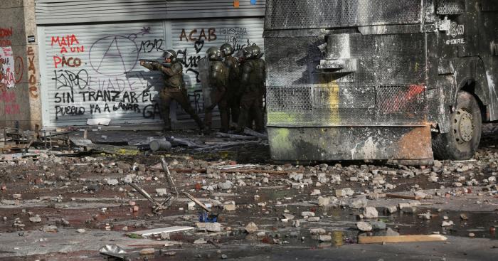 Piñera pide perdón y anuncia reformas, pero mantiene al Ejército en las calles de Chile