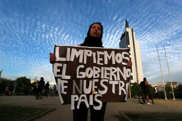 Piñera pide perdón y anuncia reformas, pero mantiene al Ejército en las calles de Chile