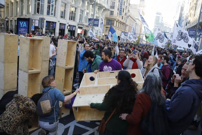 Un grupo de manifestantes corta la Gran Vía de Madrid para exigir medidas por la emergencia climática