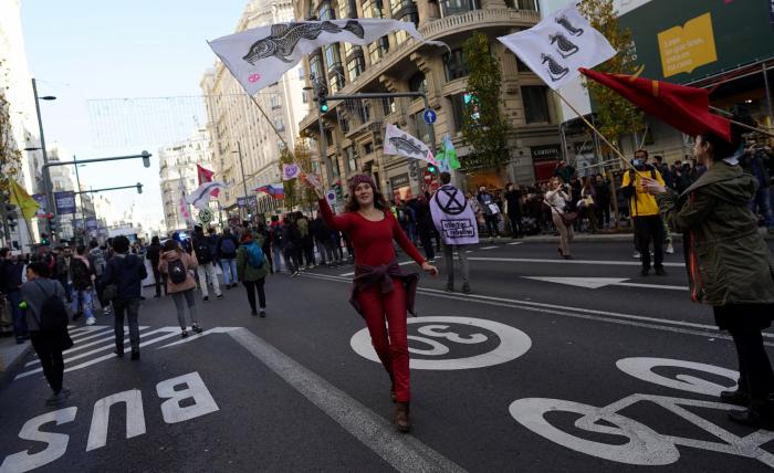 Un grupo de manifestantes corta la Gran Vía de Madrid para exigir medidas por la emergencia climática