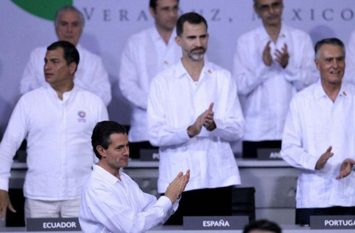 Este gesto de Felipe VI en Colombia provoca un enorme alboroto: algún diputado lo califica de "vergüenza"