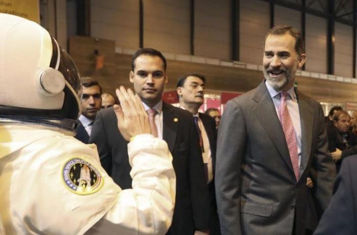 Este gesto de Felipe VI en Colombia provoca un enorme alboroto: algún diputado lo califica de "vergüenza"