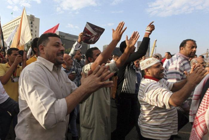 Morsi cede: deroga el decreto que le otorgaba poderes absolutos y estudia retrasar el referéndum