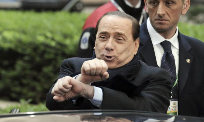 El PPE, la familia política europea de Silvio Berlusconi, carga contra él por tumbar a Mario Monti