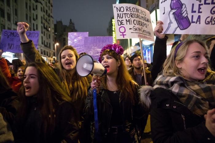 La explicación a los controvertidos carteles de "No violarás" de Zaragoza