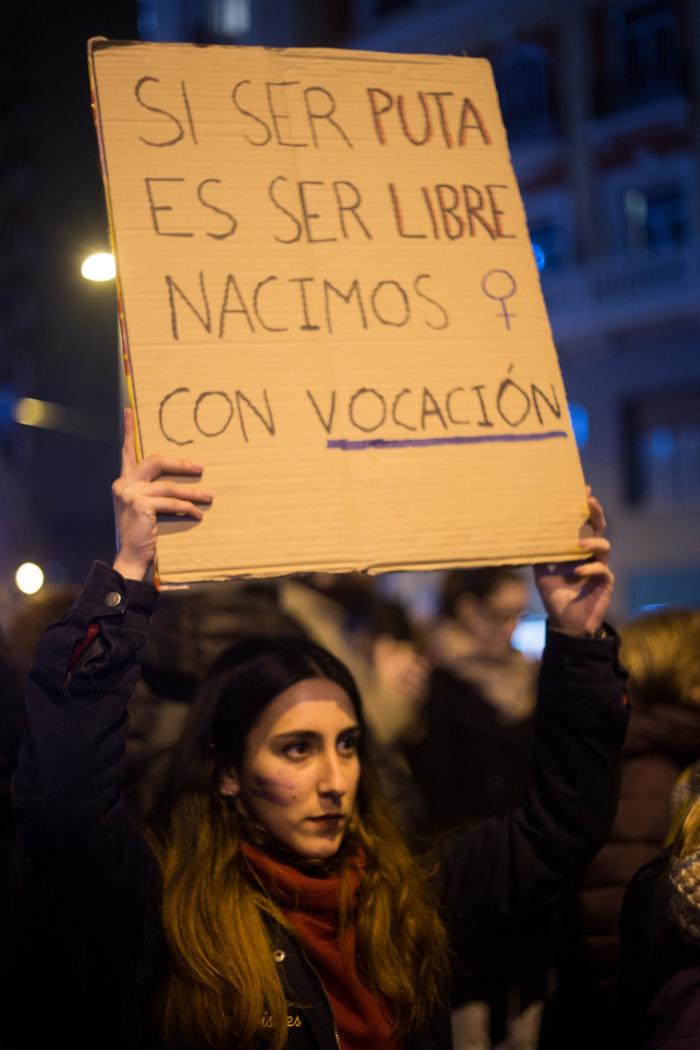 La letra de 'Lo malo' se convierte en protagonista de la manifestación feminista