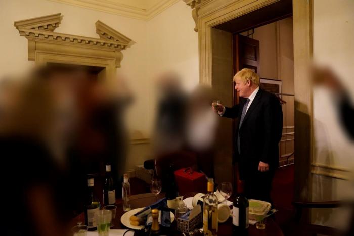 Un no parar: una foto de Johnson bebiendo en grupo durante la pandemia golpea su imagen