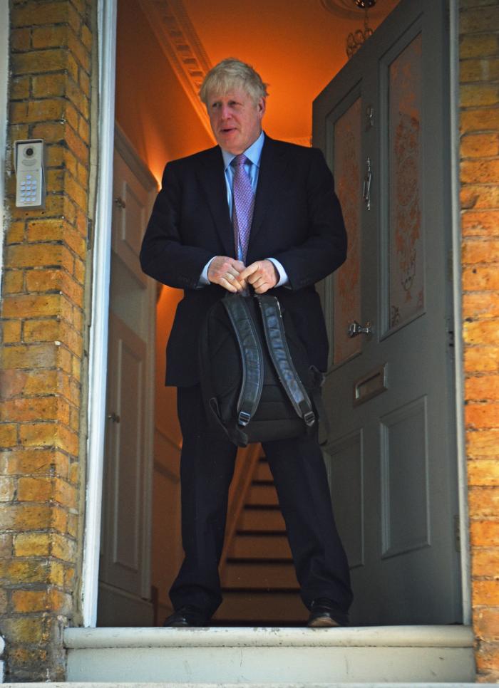 Boris Johnson acepta dimitir tras una oleada de renuncias que le ha puesto contra las cuerdas