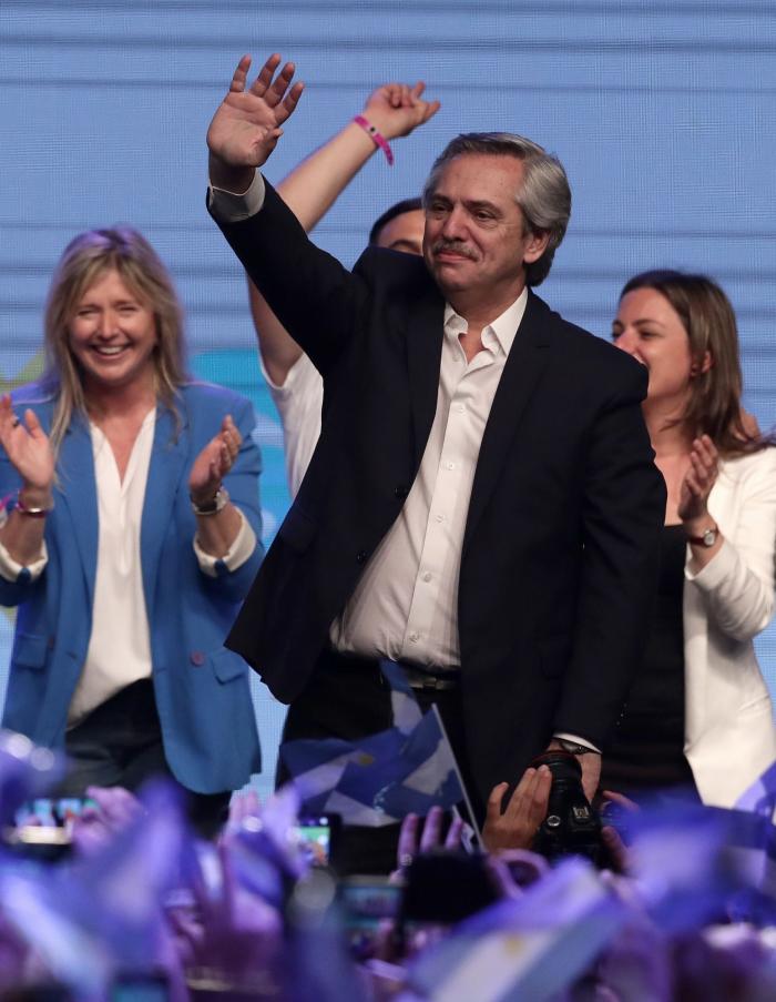 Alberto Fernández asume la presidencia de Argentina prometiendo frenar la "caída libre" económica