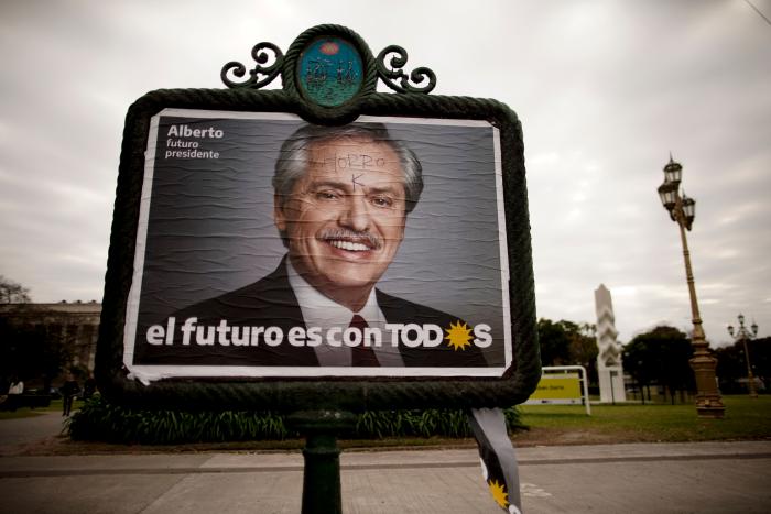 Alberto Fernández asume la presidencia de Argentina prometiendo frenar la "caída libre" económica